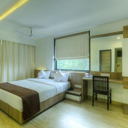 Crown Inn Panvel Exteriör bild
