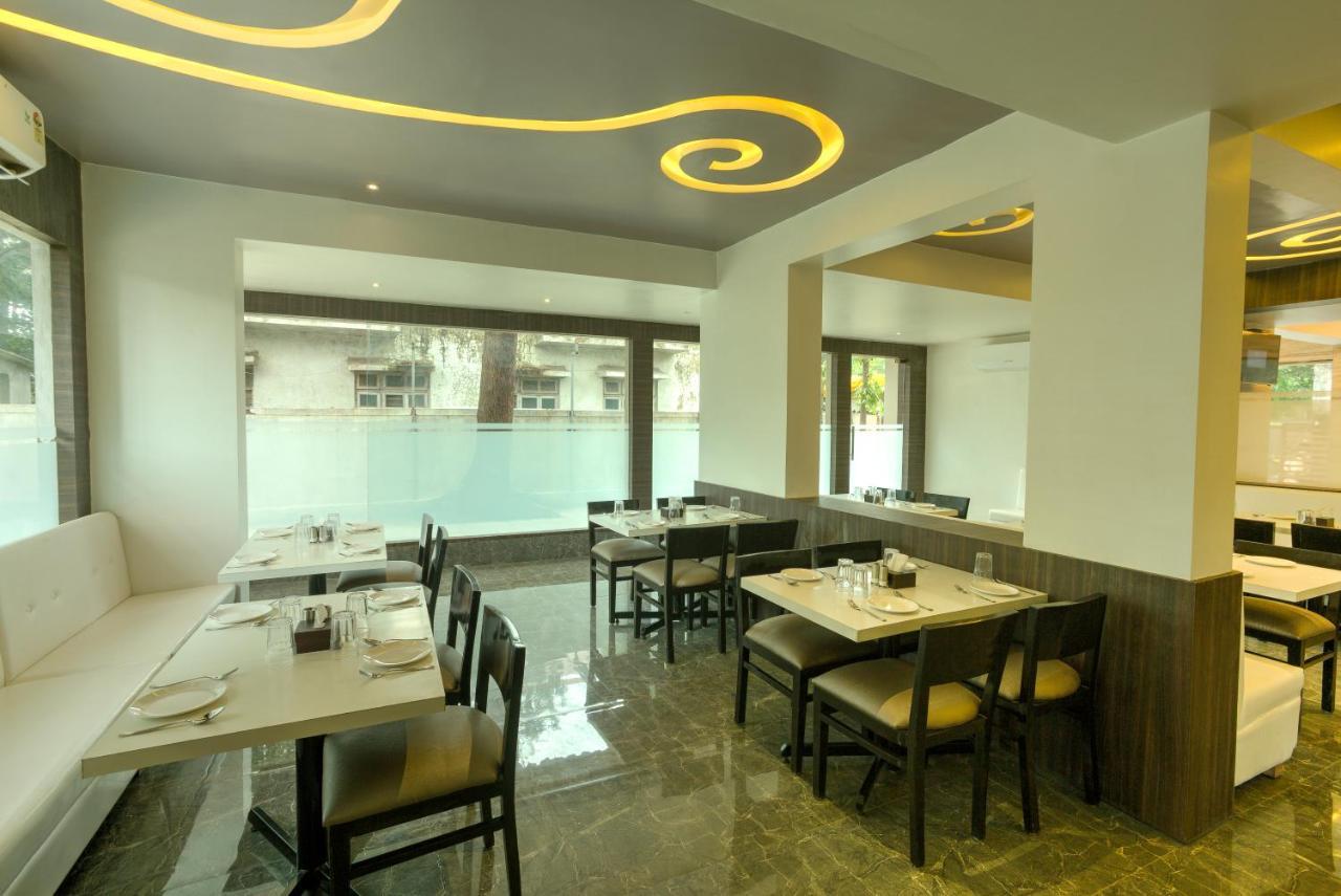 Crown Inn Panvel Exteriör bild